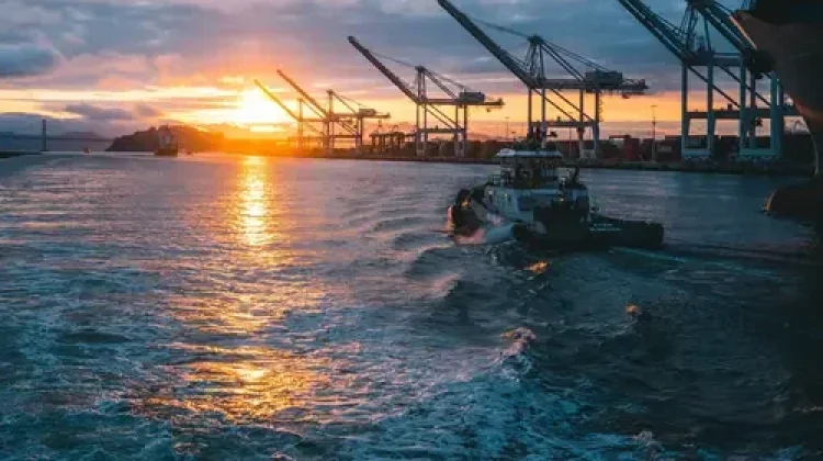 Harga Minyak Hari Ini Melambung setelah Selat Hormuz Belum Pasti Dibuka