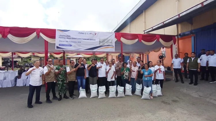 Bulog Salurkan Bantuan Beras ke Warga Halong