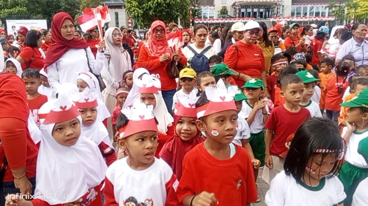 Anak-Anak TK Teladan Al Hilaal Ambon Antusias Ikuti Kirab Merah Putih