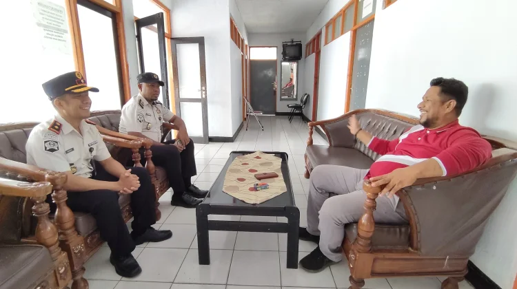 Kalapas Geser dan Camat Sertim Bahas Penyerahan Remisi Warga Binaan