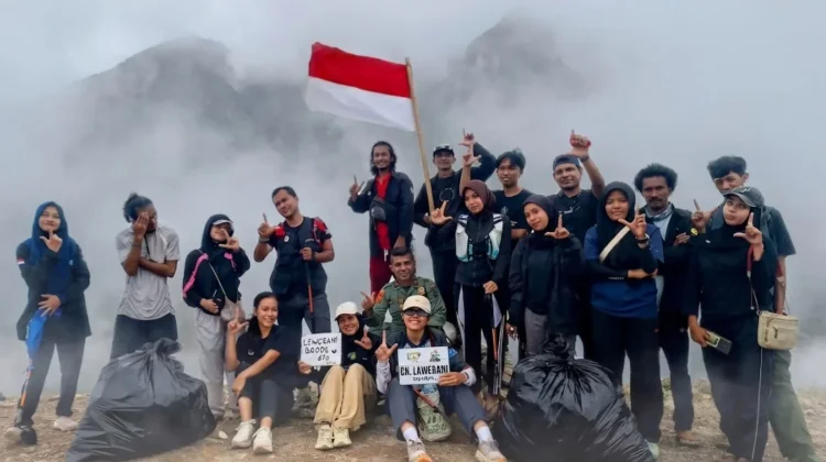 Sambut HUT ke-81 RI, PPI Dunia Kolaborasi Bersihkan Puncak Gunung Api Banda