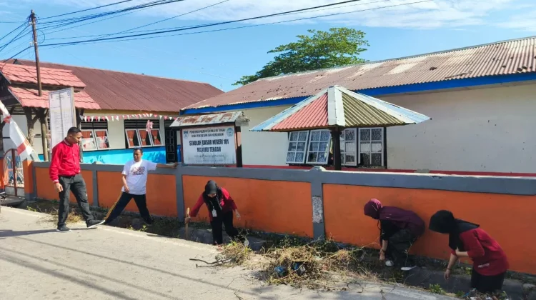 Aksi Kemerdekaan, Lapas Wahai bersama Warga Binaan Bersihkan Parit SDN 181 Malteng