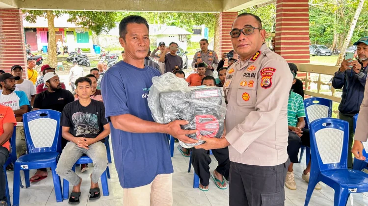 Polda Maluku Salurkan 26 Mesin Katinting untuk Nelayan Pesisir