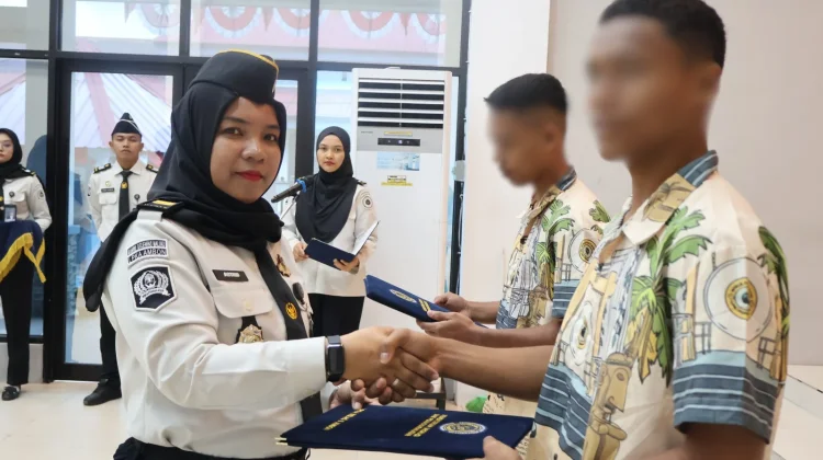 Belasan Anak Binaan LPKA Ambon Terima Remisi HUT ke-81 Kemerdekaan RI