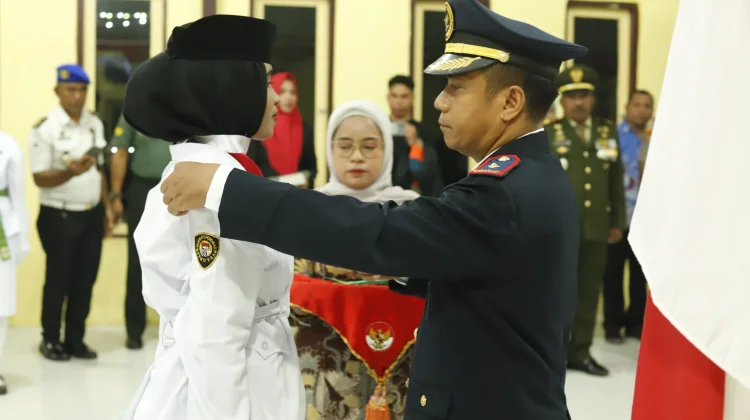 Kalapas Geser Pimpin Pengukuhan Paskibra Kecamatan Seram Timur jelang HUT RI ke-81