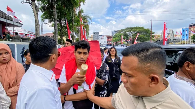 Pemuda Adat Seram Utara Protes di Depan Gubernur: Katong Belum Merdeka!