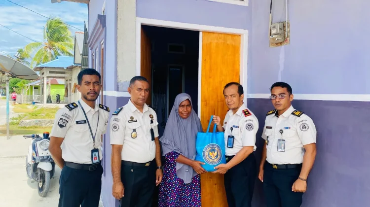 Semarakkan HUT RI, Lapas Geser Salurkan Paket Sembako ke Lansia