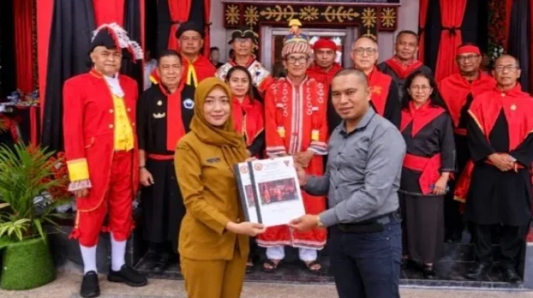 Majelis Latupatti Ambon Serahkan Rakomendasi Ranperda Hukum Adat ke DPRD Maluku