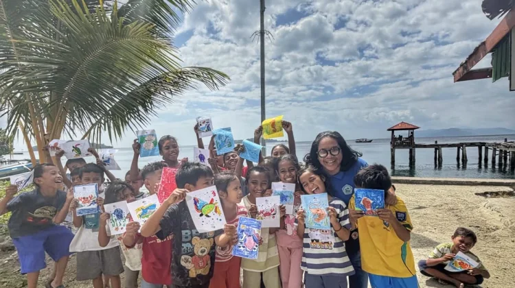 FPIK Unpatti Gelar Coloring Class, Kenalkan Laut ke Anak-Anak Pesisir Asilulu