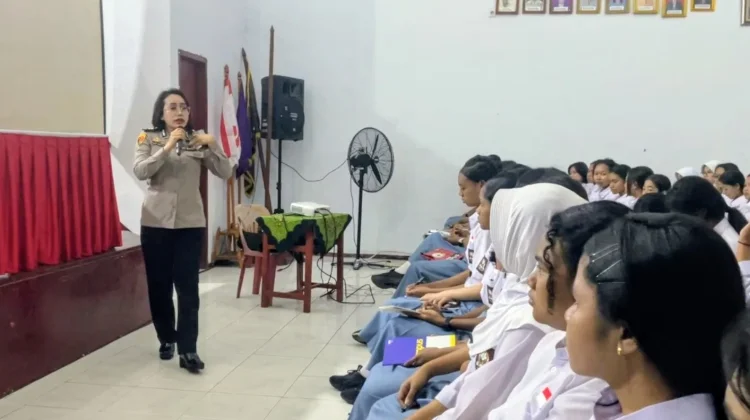 Polwan Polda Maluku Gaspol Edukasi Siswa SMAN 1 Ambon