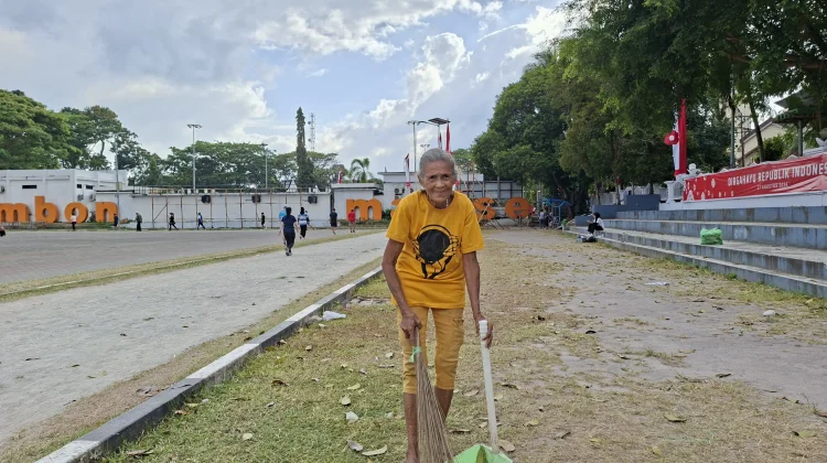 Subuh Berteman Sapu Lidi, Perjuangan Mama Eta Hidupi Keluarga
