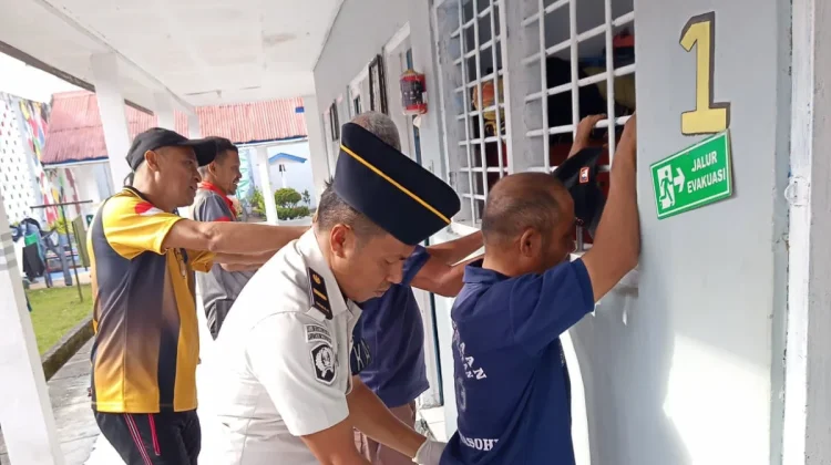 Deteksi Dini, Petugas Rutan Masohi Geledah Kamar Hunian Warga Binaan