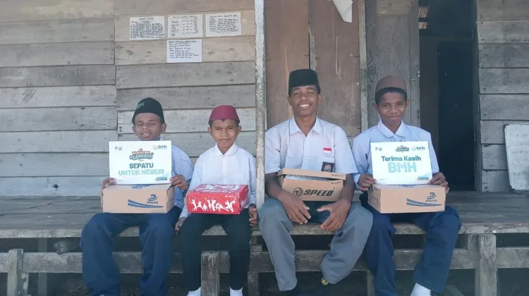 BMH Maluku Salurkan 30 Pasang Sepatu untuk Pelajar di Pelosok