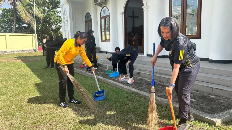 Polwan Polda Maluku Bersihkan Rumah Ibadah Lintas Agama jelang Hari Jadi ke-78