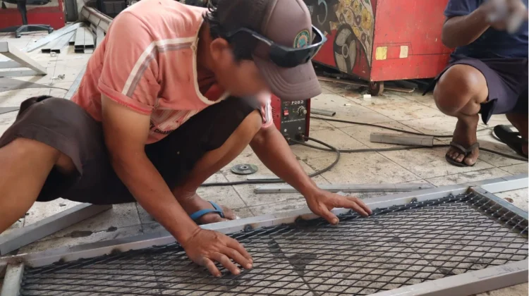 Cetak SDM Mandiri, Warga Binaan Lapas Ambon Terampil Rangkai Pagar Besi