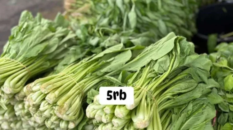 Sayur di Pasar Mardika Turun Harga