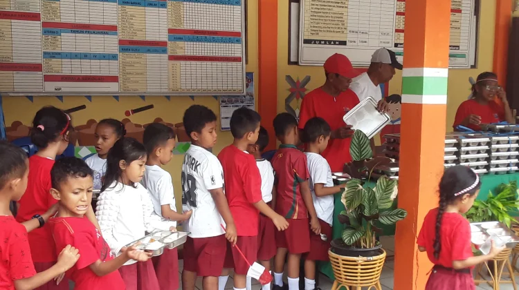 MBG Bantu Siswa SDN Negeri Lama yang Datang Sekolah tanpa Sarapan