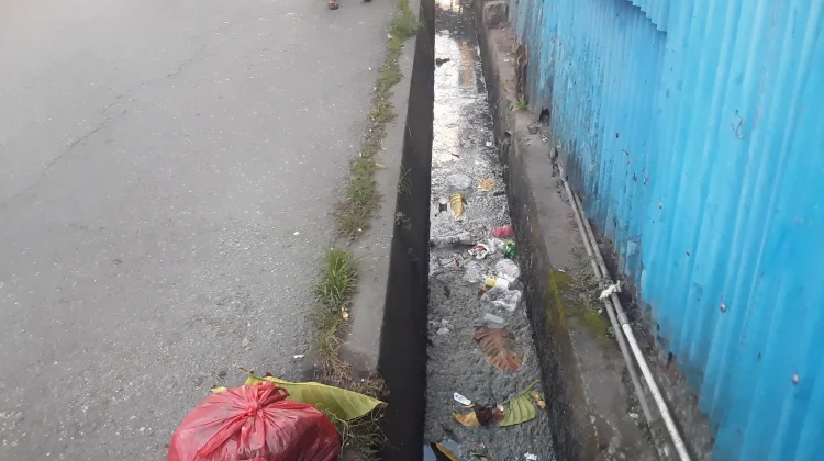 Drainase Pasar Mardika Tersumbat Sampah, Warga Keluhkan Aliran Air Limbah