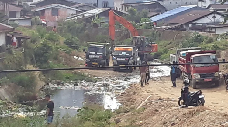Sedimentasi Sungai Waitomu Diangkut, Empat Dump Truck Dikerahkan