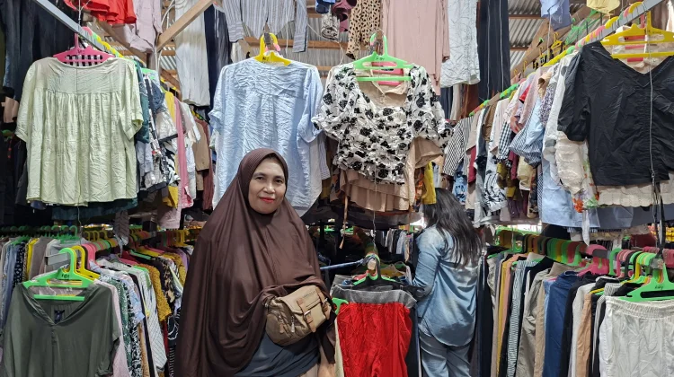 Ibu Wakanda: Setia Mengais Rezeki dari usaha Cakar Bongkar