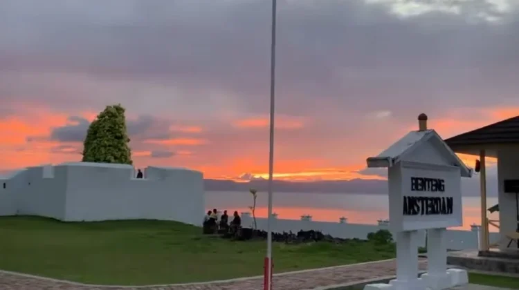 Menikmati Pesona Sunset Eksotis di Benteng Amsterdam Hila