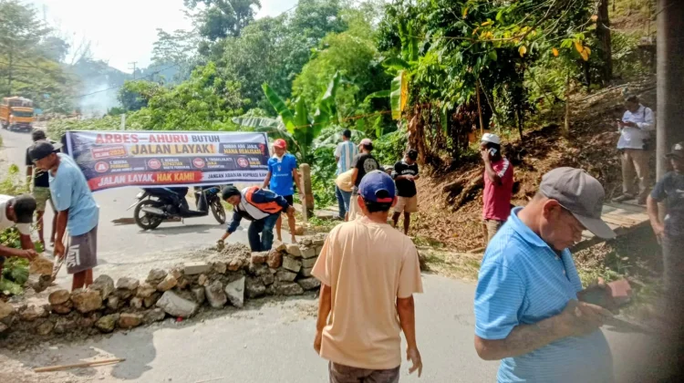 Kecewa, Warga Arbes Ambon Blokir Jalan Gunakan Cor Beton