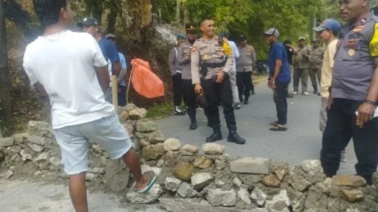 Warga Arbes Batumerah Cor Badan Jalan Rusak