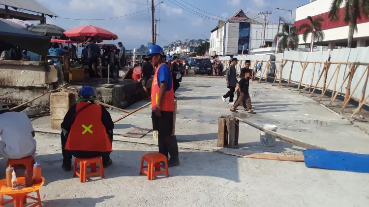 Pengecoran Jalan Pantai Mardika-Batu Merah Terus Berjalan