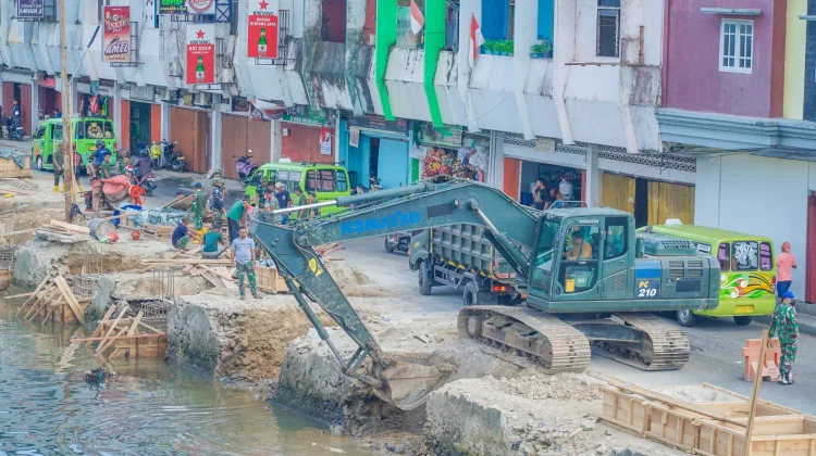 Wujudkan Suasana Tertib & Nyaman, Kodam XV/Pattimura Ikut Menata Pasar Mardika