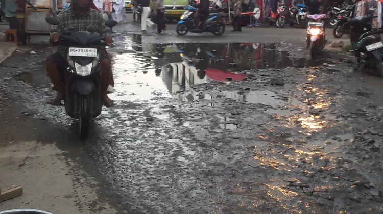 Sopir Angkot Keluhkan Kondisi Ruas Jalan Terminal Mardika hingga Batumerah