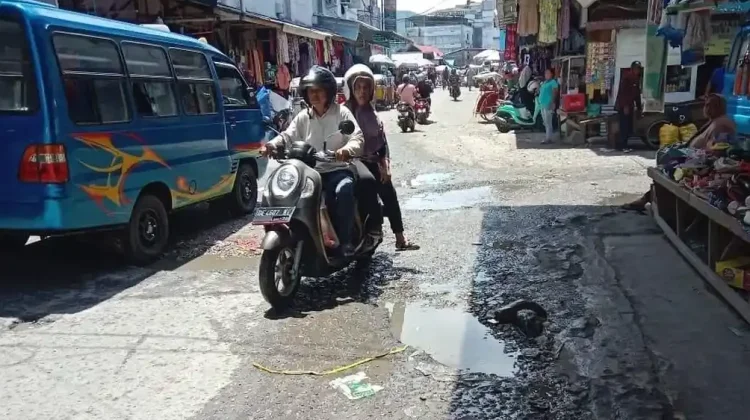 Jalan Rusak di Pasar Batumerah Dikeluhkan Pengendara dan Pedagang