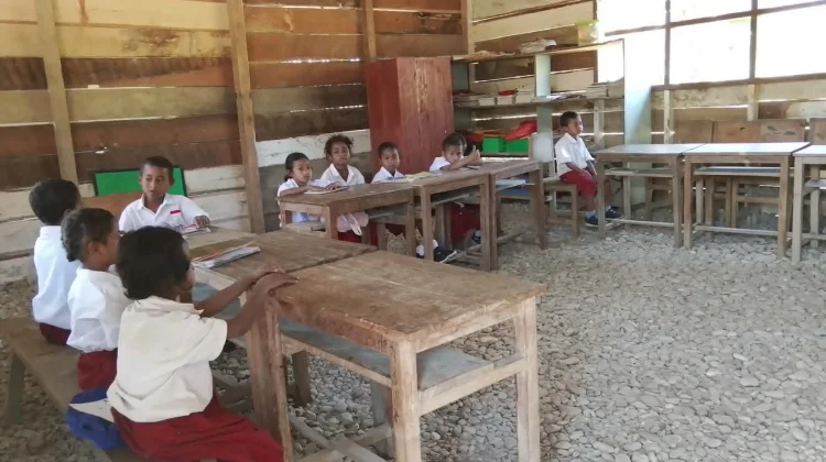 Tiga Tahun Belajar di Sekolah Darurat, Siswa SDN 40 Maraina Menanti Perhatian Pemda