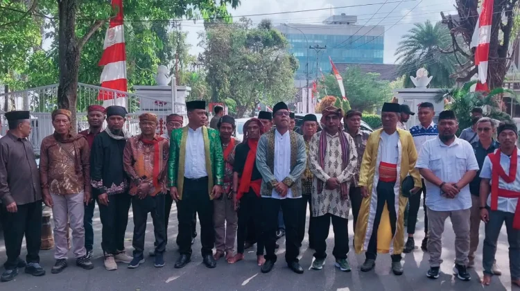 Tokoh Adat Buru Temui Gubernur Hendrik Bahas Pembangunan