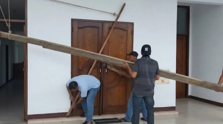 Dibohongi Bupati, Warga Hatu Palang Kantor Negeri