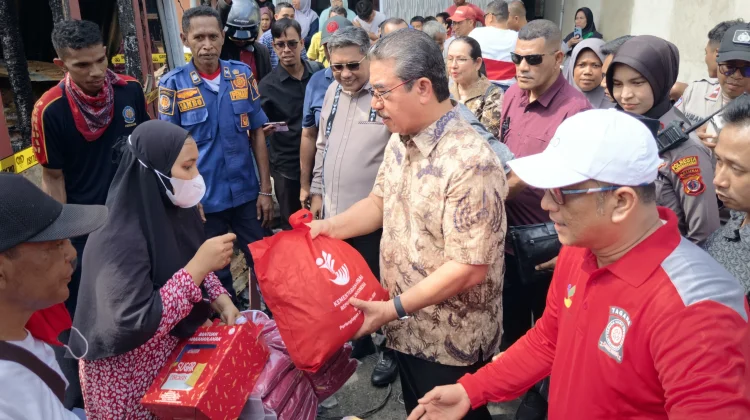 Gubernur & Wali Kota Tinjau Korban Kebakaran Enam Rumah di Batu Merah