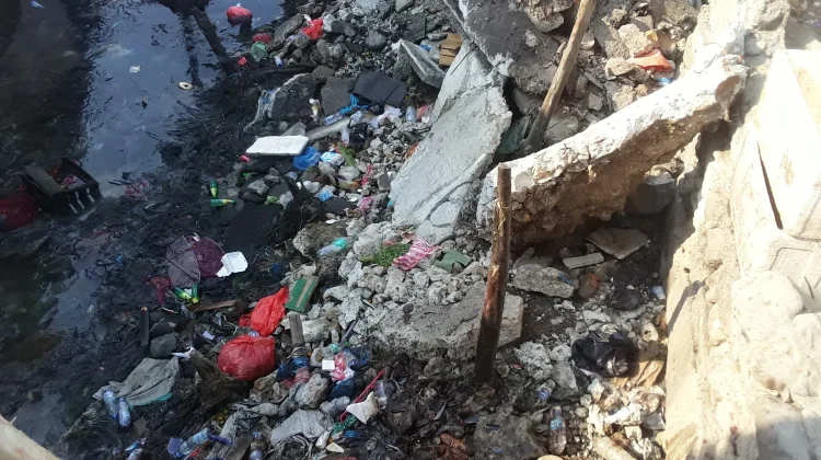 Kebiasaan Buang Sampah ke Pantai Mardika Masih Terjadi
