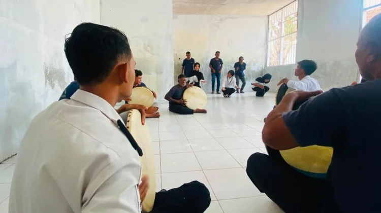 Lestarikan Budaya Lokal, Warga Binaan Lapas Geser Dilatih Tari Sawat