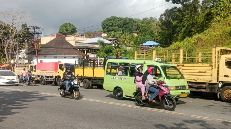 Antre Solar, Sopir Truk Rela Menunggu Berjam-jam