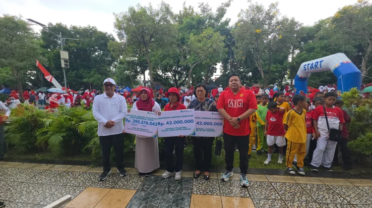Jalan Sehat Pemda Malteng, BPJS Ketenagakerjaan Serahkan Santunan Rp337,5 Juta