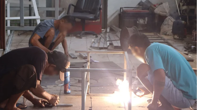 Warga Binaan Lapas Ambon Terampil Produksi Meja