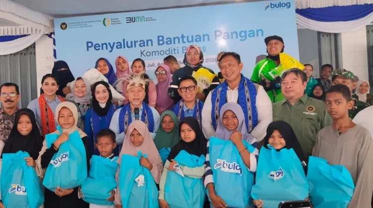 Menko Pangan dan Dirut BULOG Pantau Penyaluran Bantuan Beras di Ambon