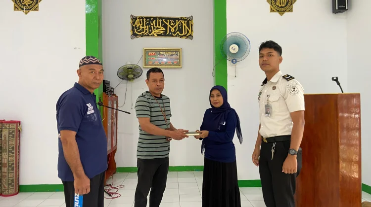 Kemenag Malteng Serahkan Bantuan Alquran di Rutan Masohi