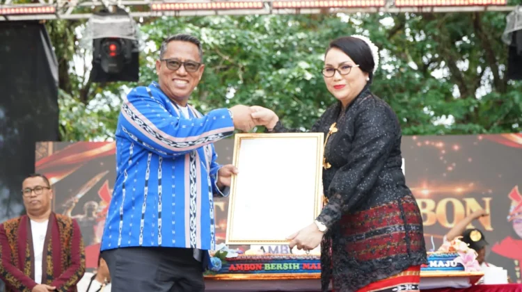HUT Kota Ambon, Kakanwil Kemenkum Maluku Serahkan Tiga Sertifikat Hak Cipta