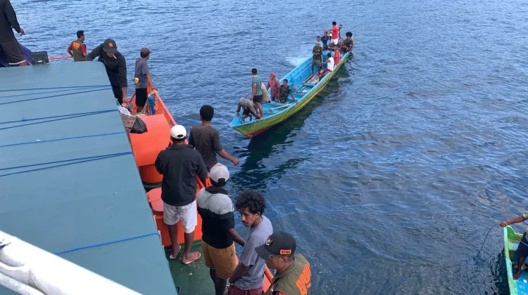 Tim Gabungan Salurkan Bantuan Air Bersih di Tual