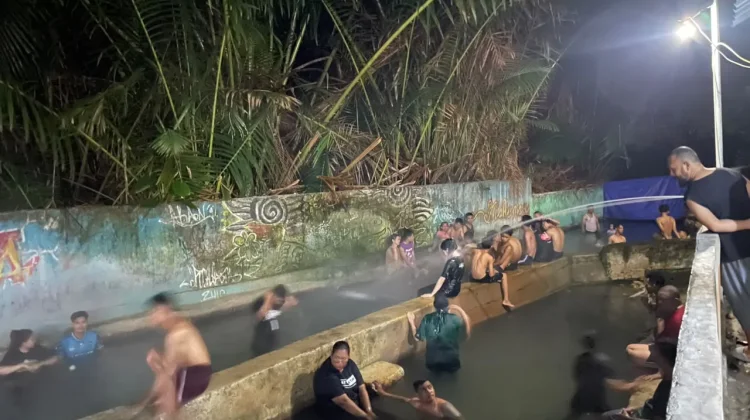 Kolam Air Panas Tulehu Tak Pernah Sepi Pengunjung