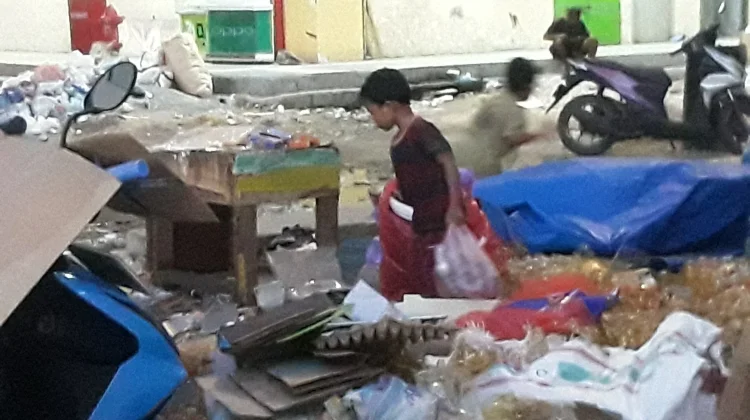 Mengais Rupiah demi Ongkos Sekolah: Cerita Pemulung Cilik di Amplas Ambon