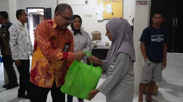 Kemenag Maluku Salurkan Bantuan bagi Korban Kebakaran Batu Merah