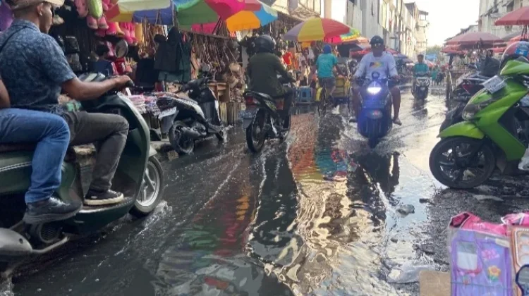 Pedagang dan Tukang Ojek di Pasar Mardika Keluhkan Bau Busuk Limbah yang Menyengat