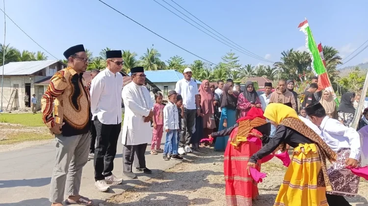 Hadiri Maulid Nabi di La’Ala, Alimudin Kulatlena Disambut Tarian Adat