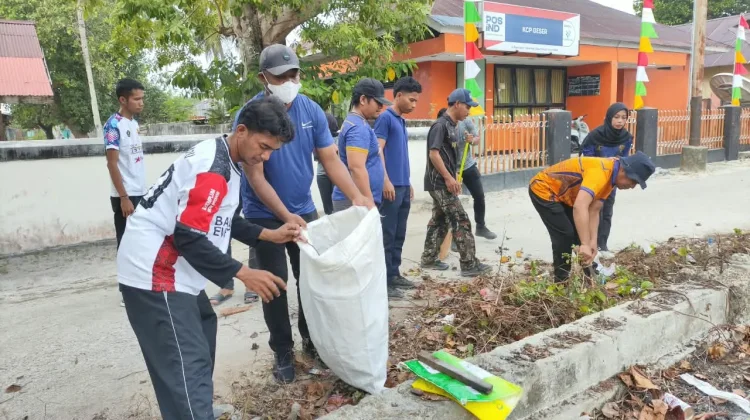 Lapas Geser Gandeng Peserta Magang Gelar Bakti Sosial Bersihkan Tempat Ibadah